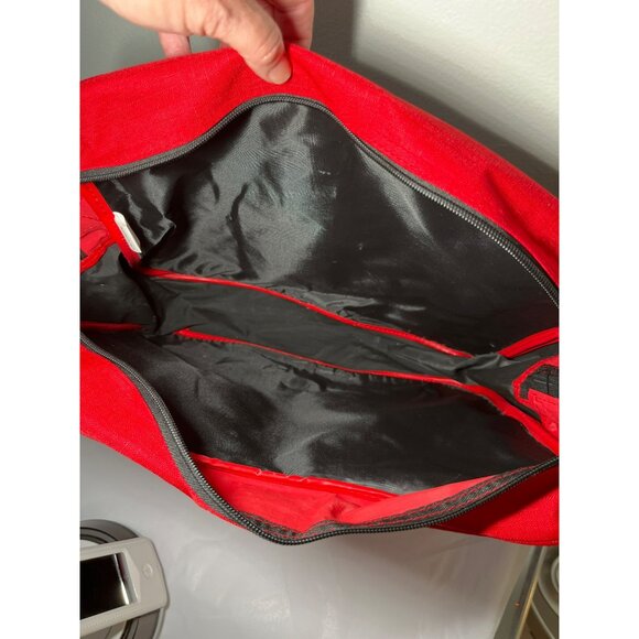 Manchester United F.C. Messenger Red & Black Shoulder Bag With Embroidered Logo - Picture 4 of 9